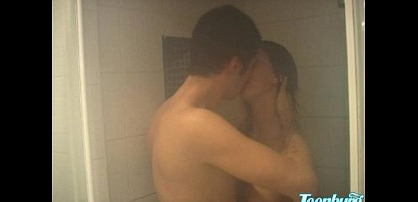  Jeune couple russe sous la douche
